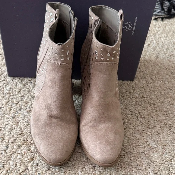 Jennifer Lopez Studded Taupe Suede Ankle Boots - Women’s 8.5 - Picture 5 of 15